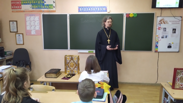 Настоятель Свято-Никольского храма Юго-Западного благочиния встретился с учащимися школы №64 города Ростова-на-Дону