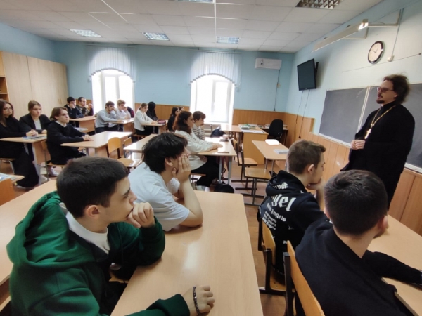 Настоятель Свято-Никольского храма города Ростова-на-Дону провел беседу со старшеклассниками